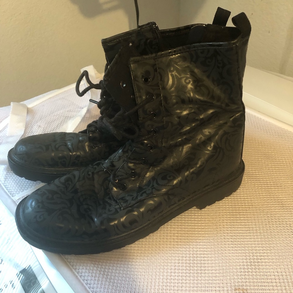 Vintage Kohl’s Filigree Boots-  748 $30 or $25 w/offer